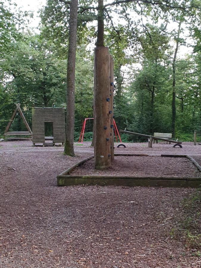 Boshuisje Durbuy Met Zwembad Op Het Park Exterior photo