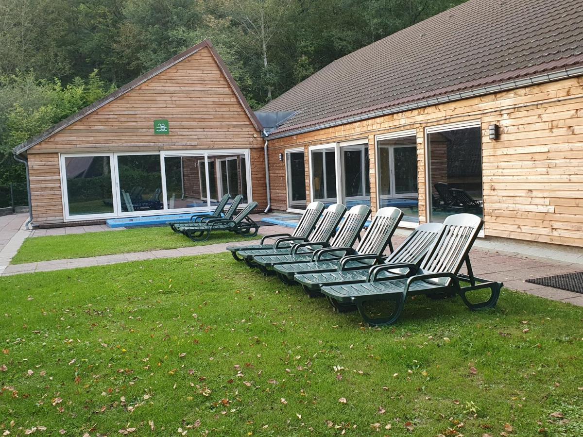 Boshuisje Durbuy Met Zwembad Op Het Park Exterior photo